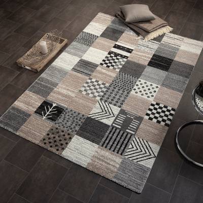 Raumbeispiel teppich geometrisches Muster in braun und beige von heineking24